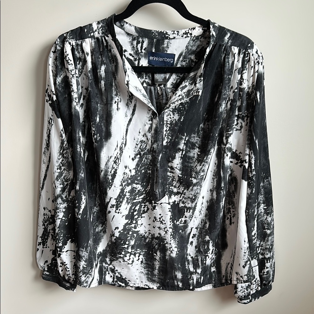 Black and White Relaxed Graphic Blouse with 3/4 Sleeves